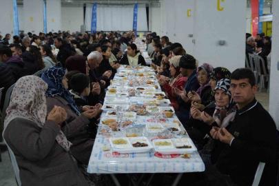 Büyükşehir’in iftar sofrasında oruçlar dualarla açıldı