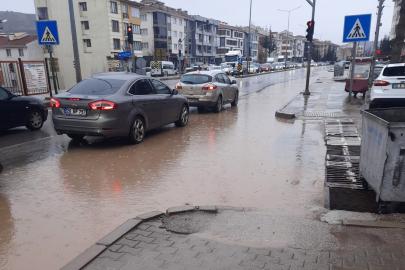 Cadde göle döndü, sürücüler zor anlar yaşadı