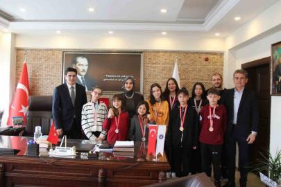 Çal’ın kick boks yıldızları madalyalarla döndü