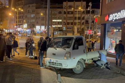 Çalıntı araçla yakıt alırken polisi gördü, kaçarken direğe çarptı
