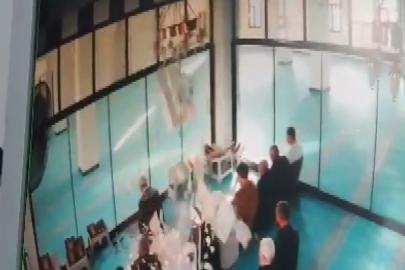 Caminin tavan alçısı cemaatin üstüne düştü