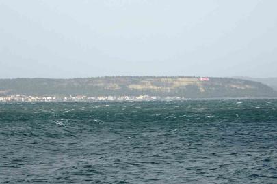 Çanakkale Boğazı fırtına nedeniyle trafiğe kapandı