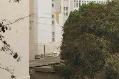 Çanakkale’de fırtına ağaçları devirdi