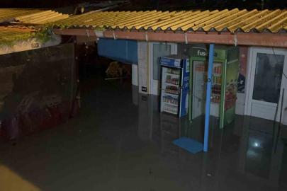 Çanakkale’de Sarıçay taştı, iş yerleri sular altında kaldı