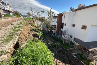 Çanakkale’de yağışlar sebebiyle bir sitenin istinat duvarı çöktü