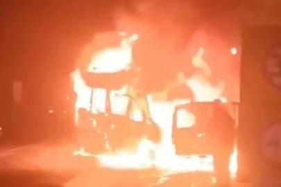 Çarpışan 2 araç alev topuna döndü: 2 yaralı