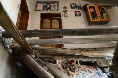 Çatak’ta 2 katlı evin toprak damı çöktü