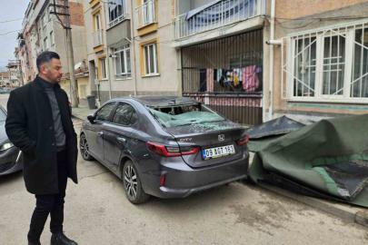 Çatı, lodosla birlikte otomobilin üzerine uçtu