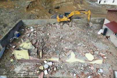 Çelikhan’da hasarlı binaların yıkımı sürüyor