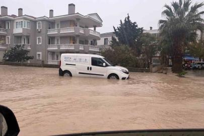Çeşme’de sağanak yağış: Caddeler dereye döndü, rögarlar taştı