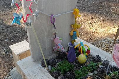 Çiçeklerden çok oyuncaklarla bezenen mezarlıkta duygulandıran görüntüler