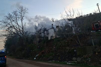 Çıkan yangında ev küle döndü