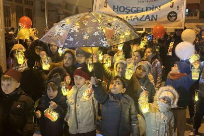 Çocuklar ellerinde fenerle ilk teravih namazı heyecanına ortak oldu