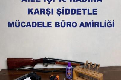 Çok sayıda suç kaydı bulunan şüphelinin evinden silah ve uyuşturucu çıktı