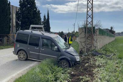 Çorlu’da aracın elektrik direğine çarptığı kaza kamerada