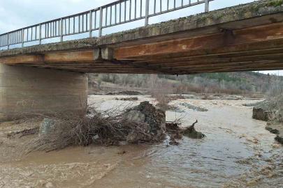 Çorum’da ayağı yıkılan köprü ulaşıma kapatıldı