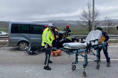 Çorum’da minibüs tıra çarptı: Sürücü araçta sıkıştı, eşi ve kızı yola savruldu