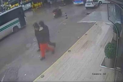 Çukura düşen motosikletli, otobüsün altında kalmaktan son anda kurtuldu