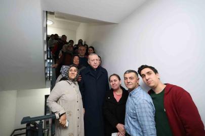 Cumhurbaşkanı Erdoğan ve Devlet Bahçeli’den depremzede aileye ziyaret