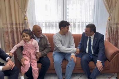 Cumhurbaşkanı Yardımcısı Yılmaz’dan depremzede aileye ziyaret