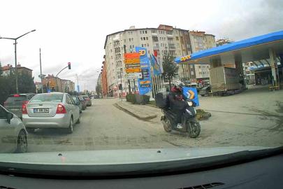 Cumhuriyet Bulvarı’nda motosikletli kuryeden ters yön ihlali