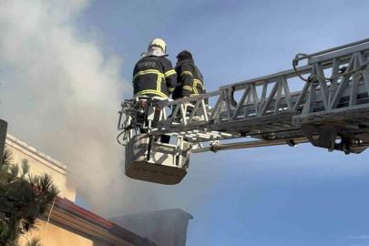 Daireler tahliye edildi, itfaiye çatıdan yangına müdahalede bulundu