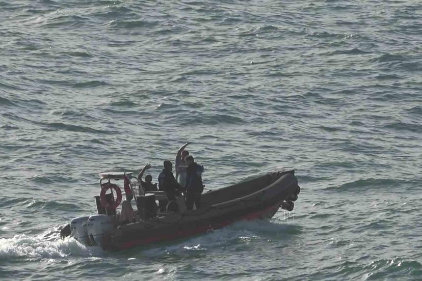 Dalgalarla boğuşan 2 kişiyi deniz polisi kurtardı