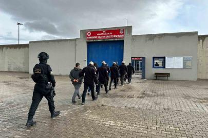 DEAŞ’ın İnterpol tarafından aranan sözde 7 yöneticisi Afyonkarahisar polisi tarafından yakalandı