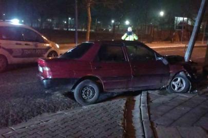 Demir direğe saplandı, hurdaya dönen araç sürücüsü kayıplara karıştı