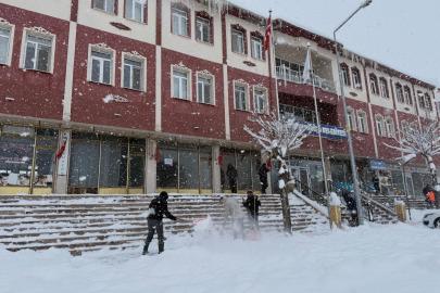 Demirözü’nde cadde ve ara sokaklar kardan temizleniyor