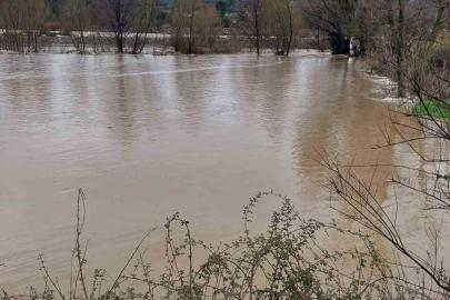 Denizli’de Akçay Deresi taştı, yol trafiğe kapandı