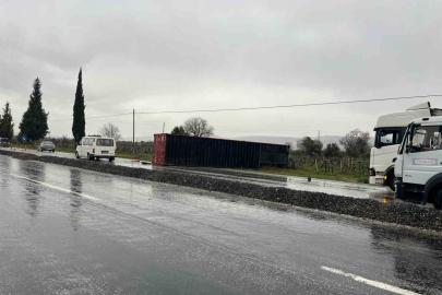 Denizli’de kayganlaşan yolda tırın dorsesi yola savruldu