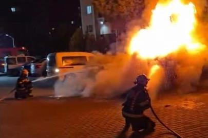 Denizli’de park halindeki araç alev alev yandı