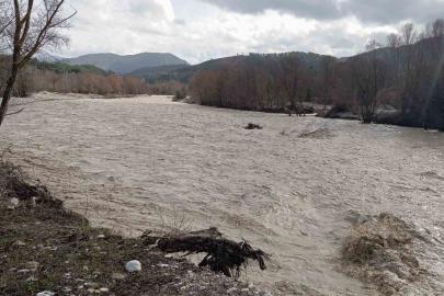 Denizli’de sel köprüleri ağır hasar verdi