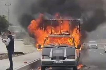 Denizli’de seyir halindeki araç alevlere teslim oldu