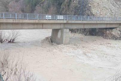 Denizli’de su seviyesi artan derelerde köprüler zarar gördü