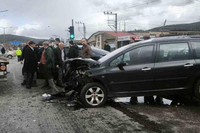 Denizli’de üç aracın karıştığı kazada 1 kişi ağır yaralandı
