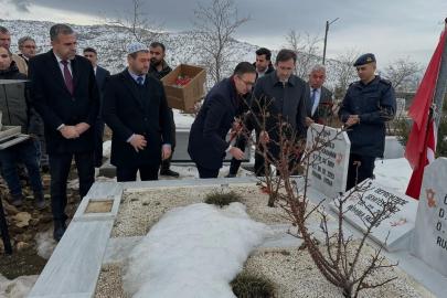 Deprem şehitleri kabirleri başında dualarla anıldı