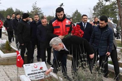 Deprem şehitleri kabri başında dualarla yad edildi
