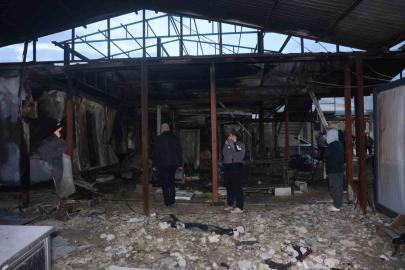 Depremde evleri yıkılan aile yangınla birlikte ikinci kez yuvasız kaldı
