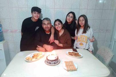 Depremde tüm ailesini kaybeden baba, 04.17’de mezar başında gözyaşlarına boğuldu