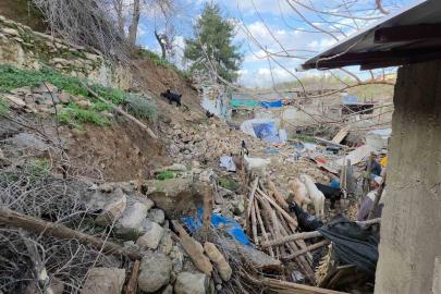 Depremde yıkılan evinin yerine yaptığı ahıra aşırı yağışta istinat duvarı çöktü