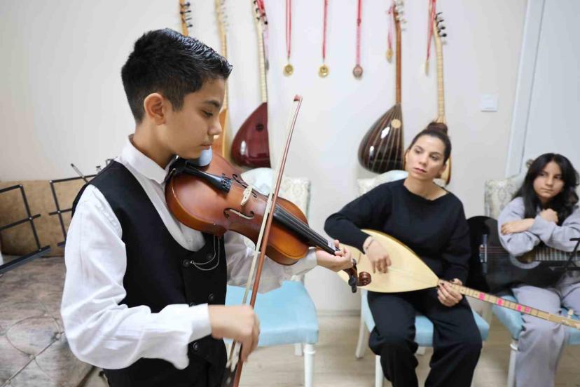 Depremden sonra müziğe sarılan anne çocuklarıyla üç enstrüman çalıyor