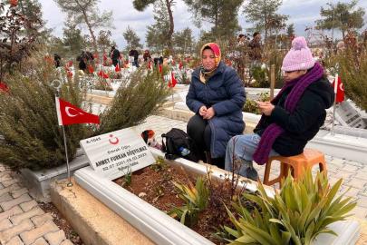 Depremin 3. yıl dönümünde depremzedeler mezarlıkta sabahladı