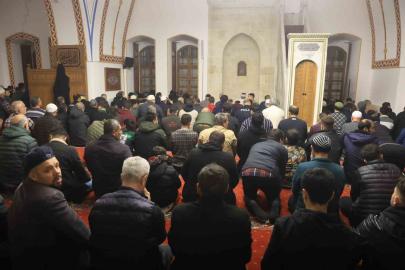 Depremin ardından Habibi Necar Camii’nde ilk teravihi kılındı