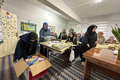 Depremzede çocuklara atkı ve bere ördüler