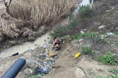 Dere yatağına düşen oğlağı kurtarmak isteyen kadın mahsur kaldı