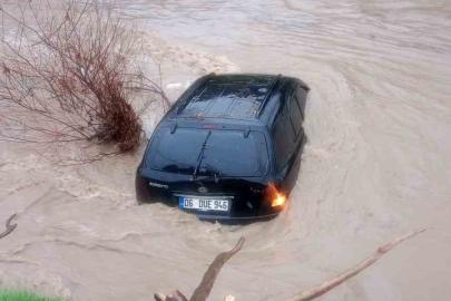 Dereye sürüklenen araç ertesi gün ortaya çıktı