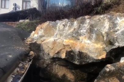 Dev kaya parçası evin çatısına düştü