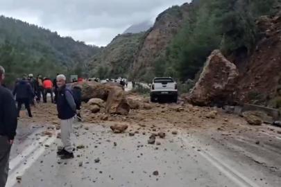 Dev kayalar yola düştü, ulaşım durma noktasına geldi